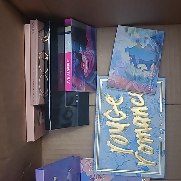 9 empty makeup packaging - Picture 3 of 5